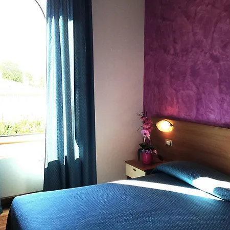 2000 Hotel