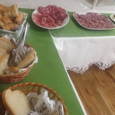2000 Szálloda