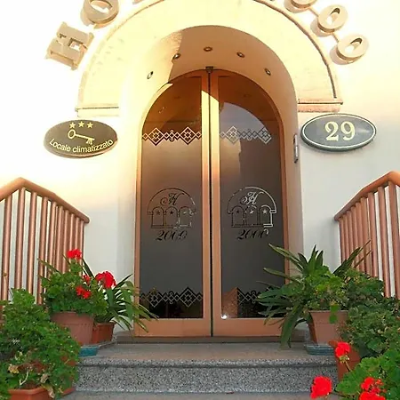 Hotel 2000